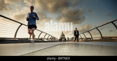 Esecuzione del pareggiatore attraverso Millennium Bridge Foto Stock