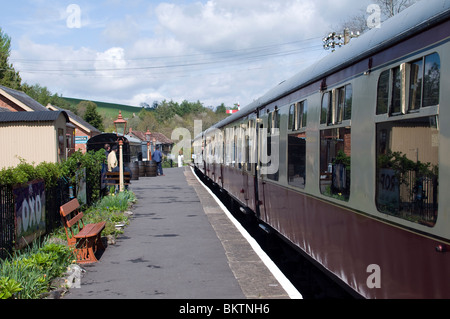 Carrozze ferroviarie a Staverton station,pendolari, il pendolarismo, emissioni, Inghilterra, ambiente, terreni agricoli, campi freeway, carburante, Foto Stock