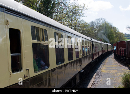 Carrozze ferroviarie a Staverton station,pendolari, il pendolarismo, emissioni, Inghilterra, ambiente, terreni agricoli, campi freeway, carburante, Foto Stock