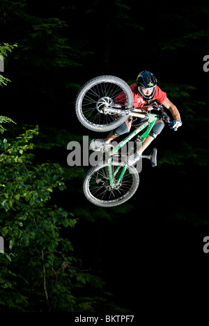 In discesa in mountain bike nel mondo famoso Whistler Bike Park di Whistler, BC, Canada Foto Stock