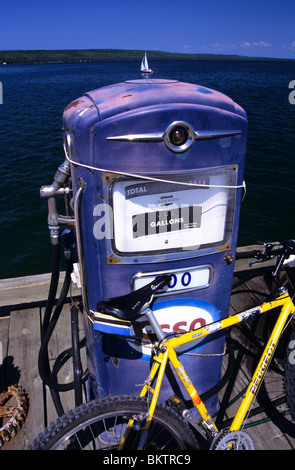 Weathered, arrugginimento gas pompa per barche in un piccolo porto sull isola Manitoulin, Ontario, Canada Foto Stock