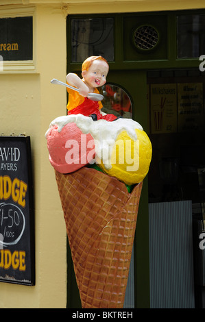 Un grande in plastica cono gelato al di fuori di una gelateria a Bath, Inghilterra, Regno Unito Foto Stock