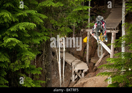 In discesa in mountain bike nel mondo famoso Whistler Bike Park di Whistler, BC, Canada Foto Stock