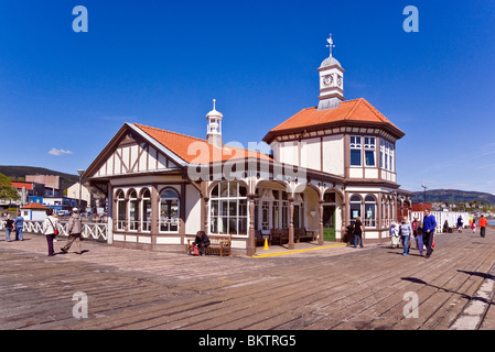 Il famoso molo in legno e la costruzione del molo a Dunoon Argyll and Bute Scozia Scotland Foto Stock