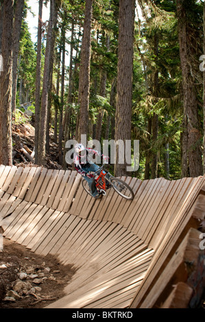 In discesa in mountain bike nel mondo famoso Whistler Bike Park di Whistler, BC, Canada Foto Stock