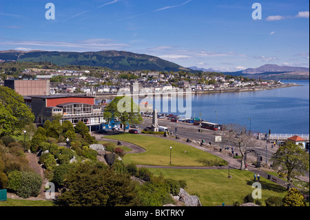 Vista generale di tutta la struttura Castle House Gardens in Dunoon Scozia verso il cacciatore Quay con War Memorial Centre. Foto Stock