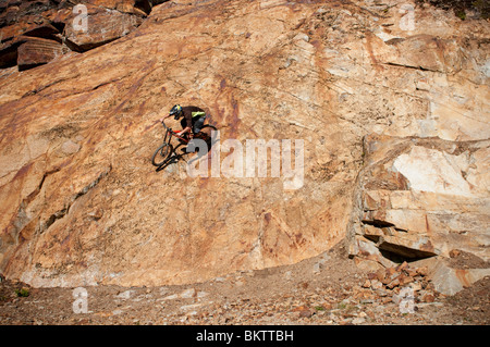 In discesa in mountain bike nel mondo famoso Whistler Bike Park di Whistler, BC, Canada Foto Stock