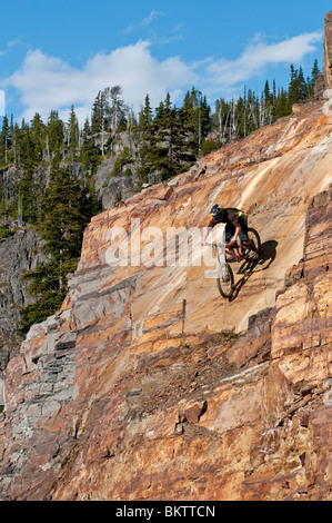 In discesa in mountain bike nel mondo famoso Whistler Bike Park di Whistler, BC, Canada Foto Stock