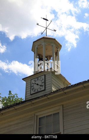 La torre dell orologio e la banderuola a Ephrata chiostri in Lancaster County, PA Foto Stock