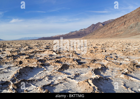 Incrinato salamoia di sale di tessitura macinata in cattive acque sezione del parco nazionale della Valle della Morte, California Foto Stock