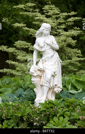 Statua di una ragazza in un giardino (Wegerzyn Giardini a Dayton, Ohio) Foto Stock