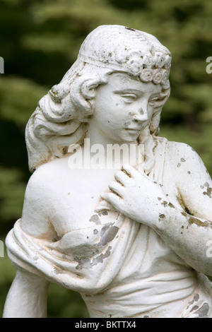 Statua di una ragazza in un giardino (Wegerzyn Giardini a Dayton, Ohio) Foto Stock