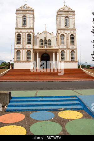 Graziosa chiesa di Sarchi,Costa Rica,il legno centro della regione specializzata nella famosa "carreta'dipinto luminosamente oxcart Foto Stock