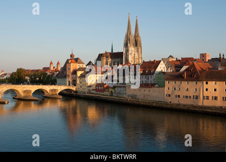 Regensburg al fiume Danubio: Città Vecchia con il ponte di pietra, la porta della città, la Cattedrale di San Pietro, Alto Palatinato, Baviera, Germania Foto Stock