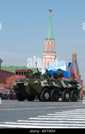 Il personale di blindati carrier APC BTR 80 marzo lungo la Piazza Rossa Mosca Victory Parade di 2010 Foto Stock