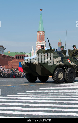 Il personale di blindati carrier APC BTR 80 marzo lungo la Piazza Rossa Mosca Victory Parade di 2010 Foto Stock