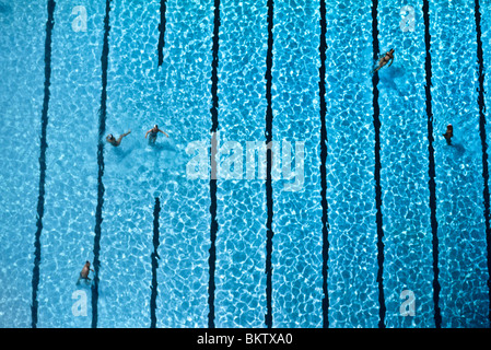 Persone in piscina Foto Stock