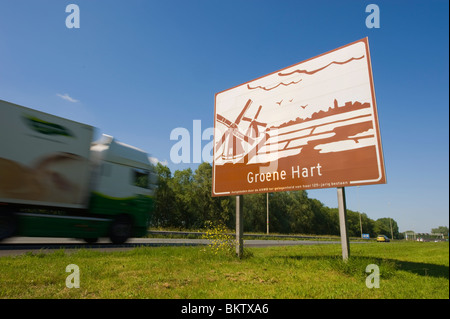 Anwb bord van groene hart langs de A20 bij Gouda; affissioni lungo una trafficata autostrada olandese promuovere il vecchio paesaggio rurale Foto Stock