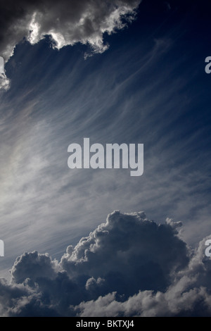 Cumulus e stratus nuvole. Foto Stock