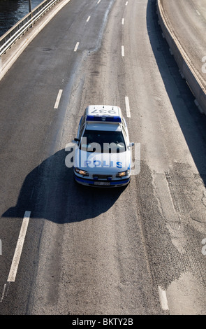Auto della Polizia sulla strada Foto Stock