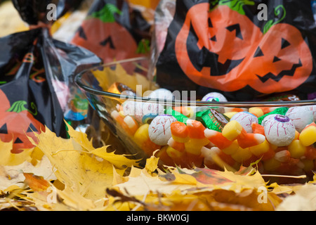 Decorazione da vicino American Holliday Trick o un regalo con le borse di Halloween e la ciotola con caramelle nessuno foto in prima visione in alta risoluzione USA Foto Stock