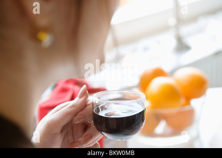 Donna con un bicchiere di vin brulé Foto Stock
