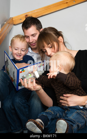 Lettura della famiglia una storia Foto Stock