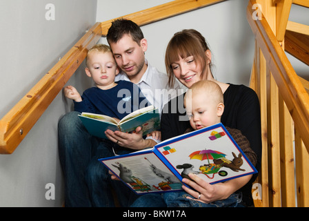 Famiglia la lettura di libri Foto Stock