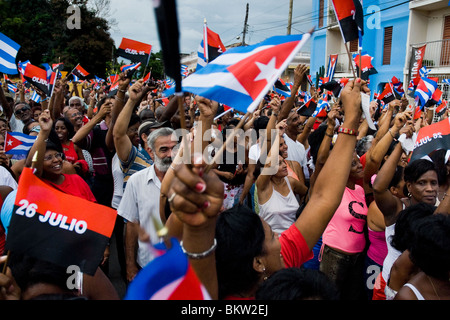 I cubani sventolano le bandiere nazionali durante la celebrazione annuale della rivoluzione cubana sta iniziando a Santiago de Cuba, Cuba. Foto Stock