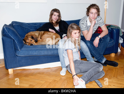 Gli adolescenti in divano Foto Stock