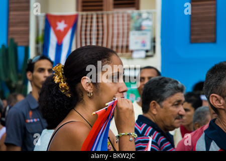 Una ragazza cubana che porta la bandiera nazionale durante la celebrazione annuale della rivoluzione cubana in Santiago de Cuba, Cuba. Foto Stock