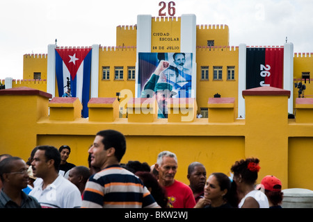 I cubani durante la celebrazione annuale della rivoluzione cubana sta iniziando a Santiago de Cuba, Cuba. Foto Stock