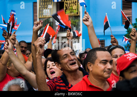 Lavoratori cubani sventolano le bandiere durante la celebrazione annuale della rivoluzione cubana sta iniziando a Santiago de Cuba, Cuba. Foto Stock