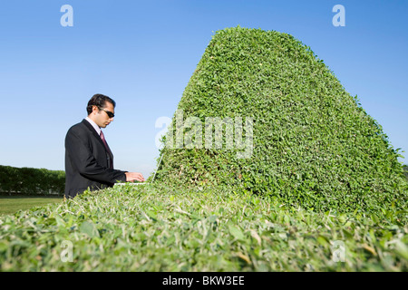 Uomo d affari con computer portatile Foto Stock