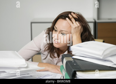 Si è dimesso la donna dietro la scrivania Foto Stock