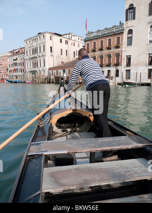 Gondoliere sul pubblico Traghetto ferry crossing in gondola sul Canal Grande a Venezia Italia Foto Stock