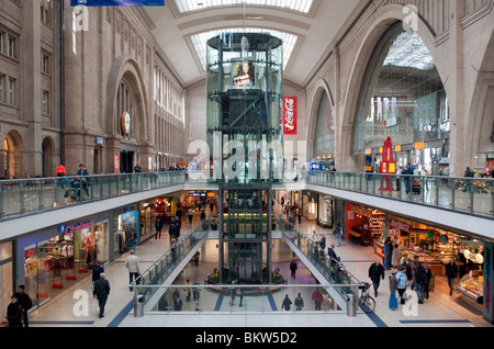 Interno del grande atrio a Lipsia stazione ferroviaria o Hauptbahnhof in Leipzig Germania Foto Stock