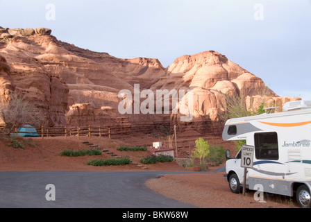 Gouldings RV con parco veicoli da diporto camper dietro il Gouldings Lodge nel parco tribale Navajo Monument Valley USA Utah Foto Stock