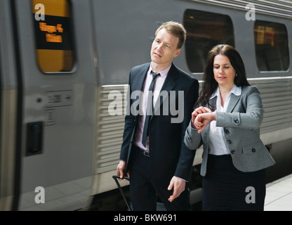 Due persone con il treno Foto Stock