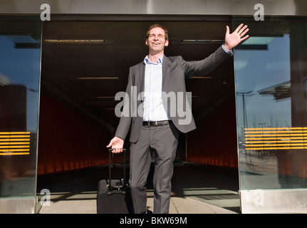 Felice l'uomo esce dall'aeroporto Foto Stock