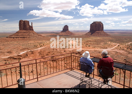 I turisti al parco tribale Navajo del Centro Visitatori Monument Valley nello Utah Stati Uniti d'America Nord America mesas e buttes Foto Stock