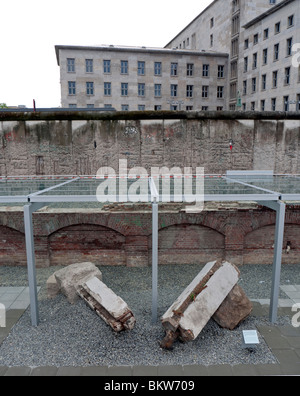 Esterno del nuovo Topographie del terrore museo storico sul sito della ex sede della Gestapo a Berlino Germania Foto Stock