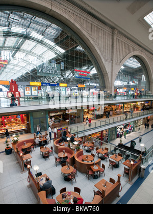 Interno del grande atrio a Lipsia stazione ferroviaria o Hauptbahnhof in Leipzig Germania Foto Stock