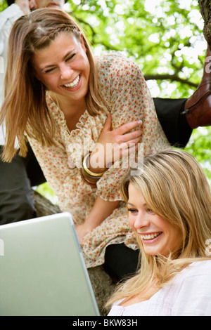 Amiche con il computer Foto Stock