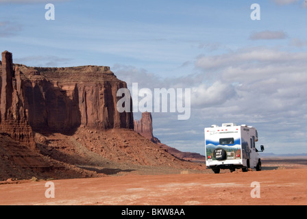 Cruise America RV alla primitiva campeggio al parco tribale Navajo del Centro Visitatori Monument Valley USA Utah Foto Stock