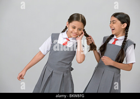 Uno naughty School girl tirando un altro ragazze capelli Foto Stock