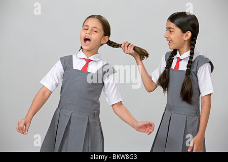 Uno naughty School girl tirando un altro ragazze capelli Foto Stock