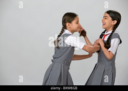 Uno naughty School girl tirando un altro ragazze capelli Foto Stock