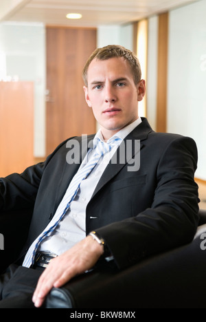 Imprenditore gravi in poltrona Foto Stock