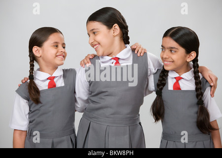Tre ragazze della scuola ridere insieme Foto Stock